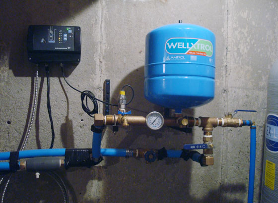 Constant pressure system and air injector tank