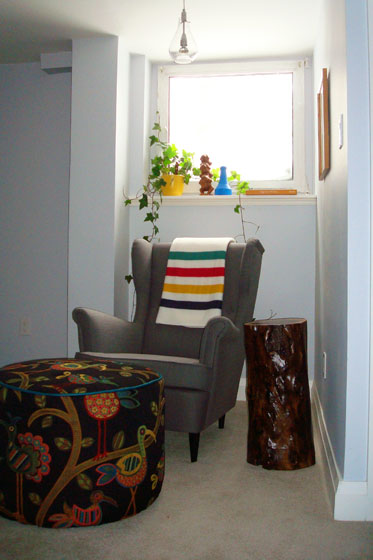 Colourful reading nook with a stump table and Ikea Strandmon