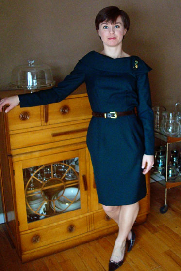 Green wool long sleeved collared dress Vogue 8630