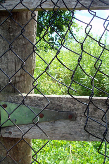 Joining chainlink fence