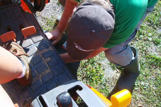 How to detach a Kioti SM2410 mower