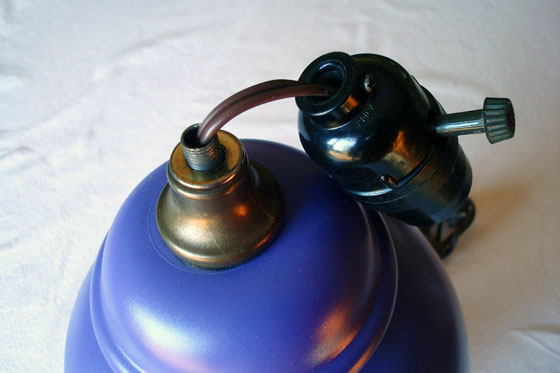 Removing the socket from a lamp