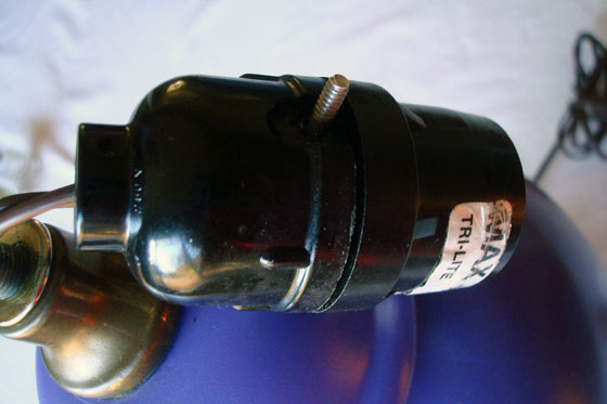 Removing the socket from a lamp