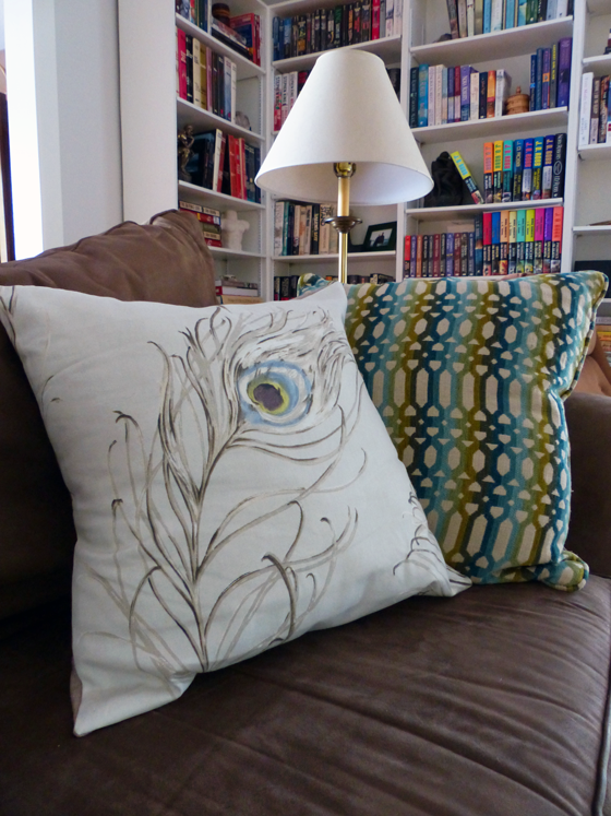 How to mix and match throw pillows