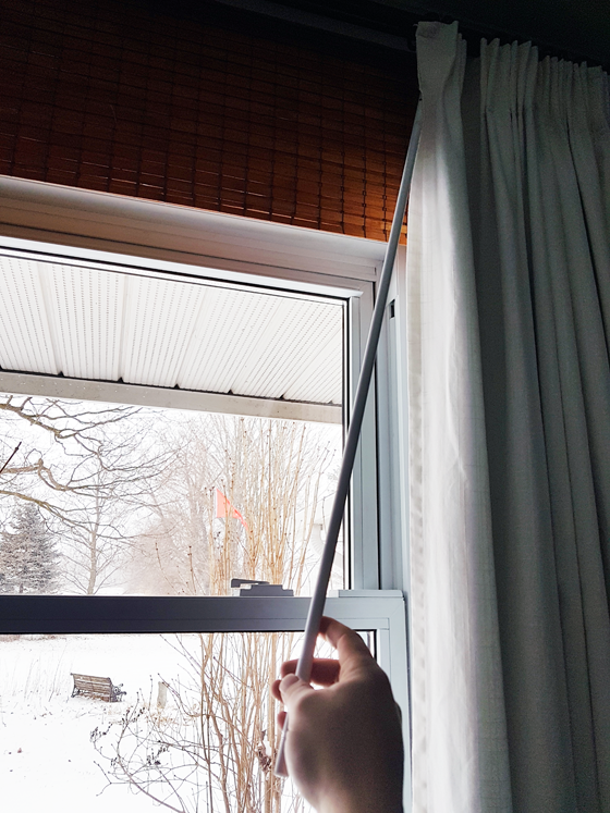 Wand for pulling curtains closed