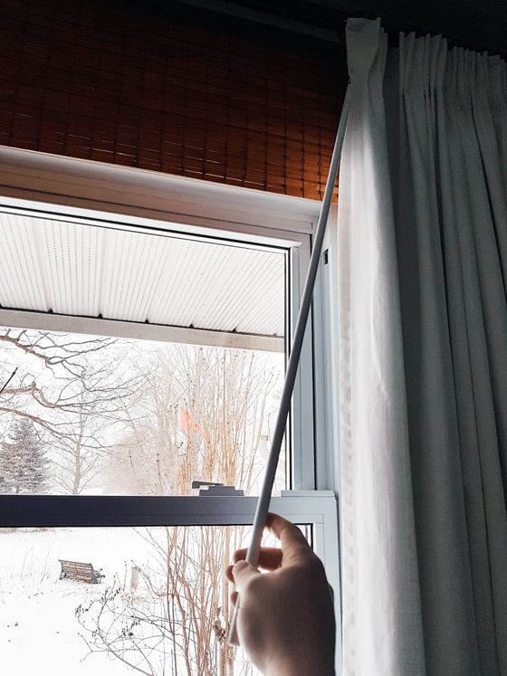 Wand for pulling curtains closed