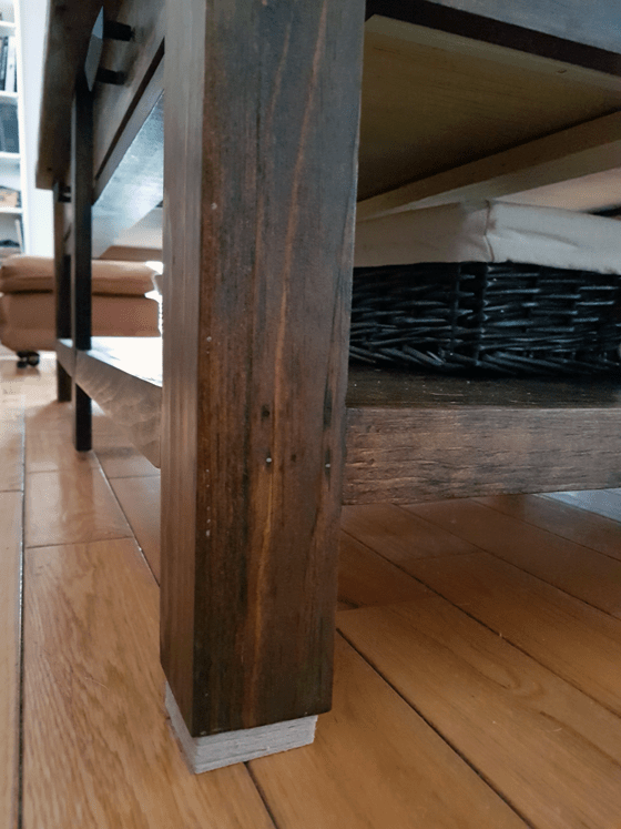 Levelling coffee table with foam pads