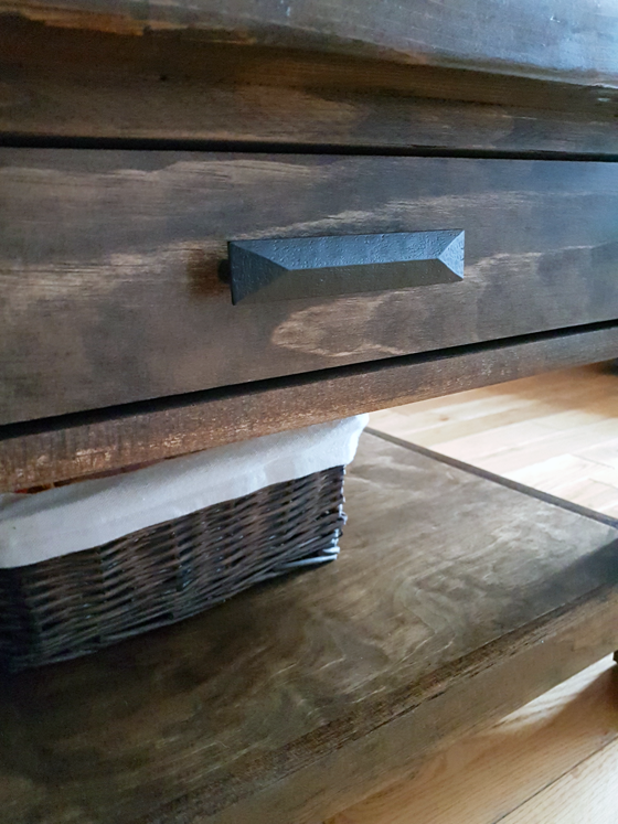 Black drawer handles on the coffee table