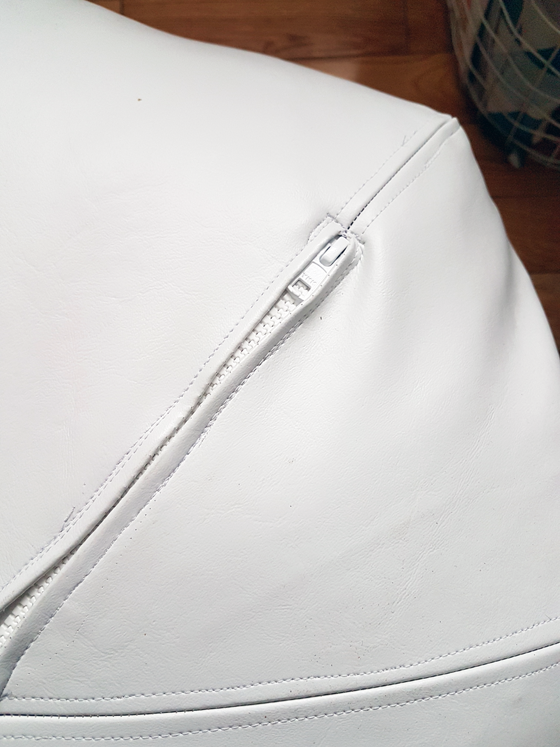 Zipper in the bottom of a homemade Moroccan pouf