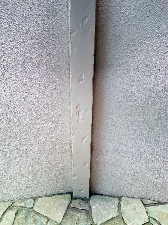 Faux beam at the centre of the vault