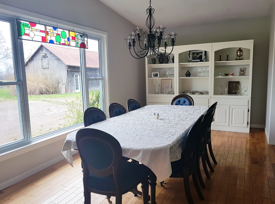 Bright and fresh dining room