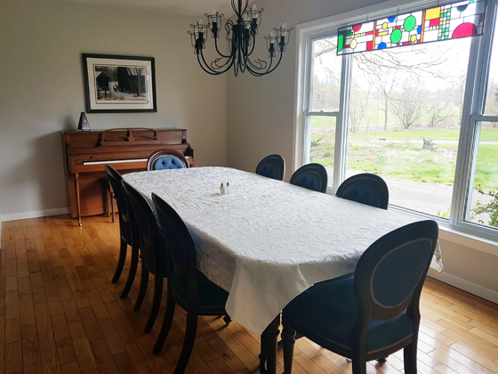 Bright and fresh dining room